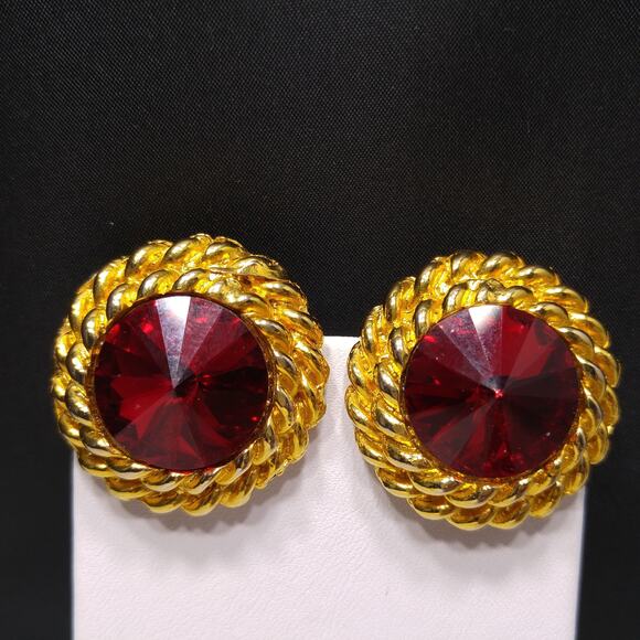 Vintage Red Rivoli Rhinestone Clip Earrings, Gold Plated Rope Design, 1980s - Picture 7 of 10